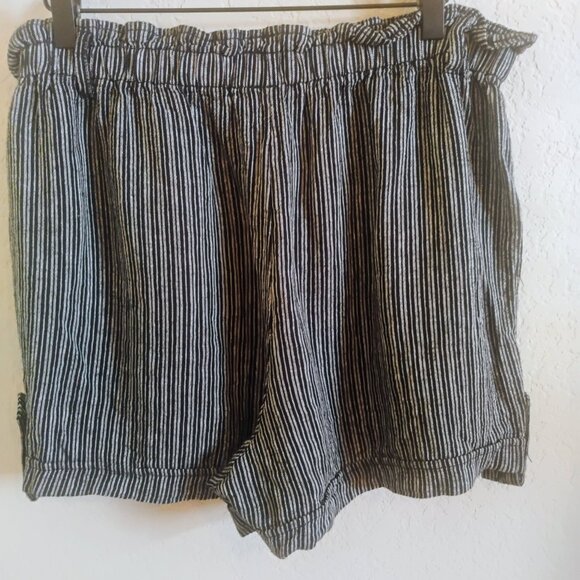 Time & Tru Linen Blend shorts - Picture 2 of 7